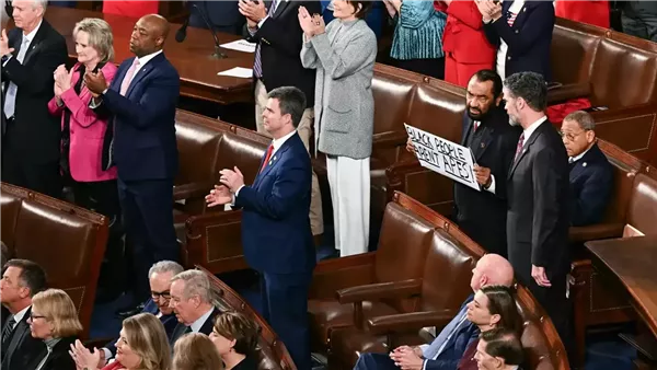 طرد النائب آل جرين من مقر الكونجرس خلال إلقاء ترامب خطاب "حالة الاتحاد" (فيديو)