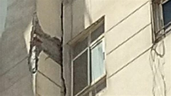 تشققات وميل وآيلان للسقوط، إخلاء برجين سكنيين من السكان في كفر طهرمس بالجيزة (صور)