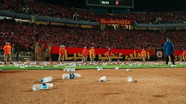 الاتحاد الإفريقي يفتح تحقيقًا في أحداث مباراة الأهلي والجيش الملكي