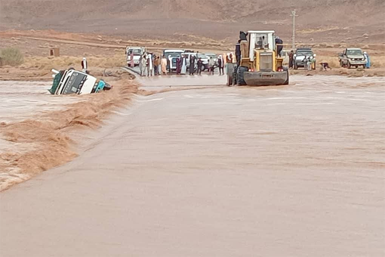 إنقاذ 25 عالقا وسط السيول بتامنغست