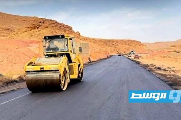 فرش طبقة الأسفلت في مشروع دائري وازن
