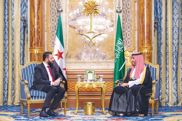 ولي العهد يستعرض مع الرئيس السوري أوجه العلاقات وفرص دعمها