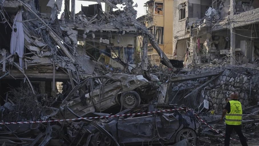 انتشال جثث 4 إسرائيليين من تحت أنقاض مبنى استهدفه صاروخ إيراني