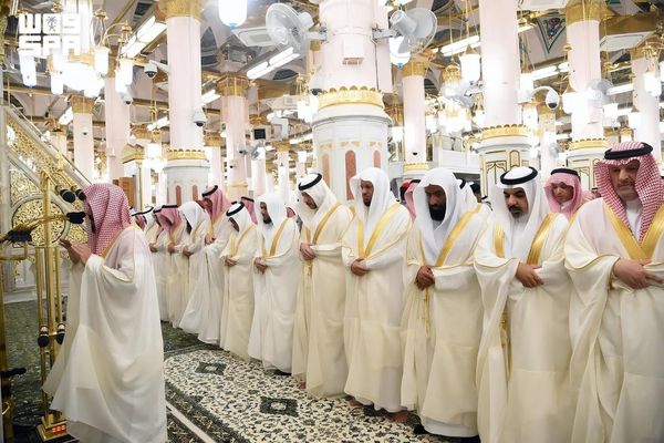 المصلون يؤدون صلاة عيد الأضحى في المسجد النبوي وسط أجواء إيمانية مفعمة بالطمأنينة