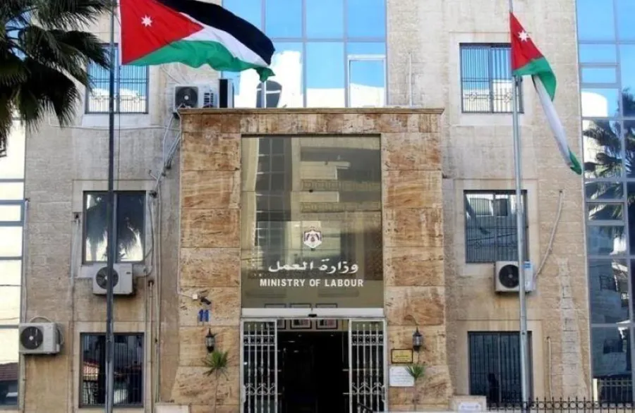وزارة العمل: حل 11 نزاعاً عمالياً وتوقيع عقود جماعية استفاد منها نحو 30 ألف عامل