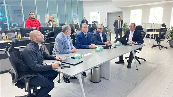وزير البترول يزور مركز التحكم بالشبكة القومية للغاز الطبيعي