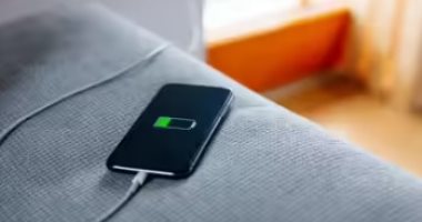 خبراء يحذرون من مخاطر شحن الموبايل داخل المنزل بطريقة خاطئة