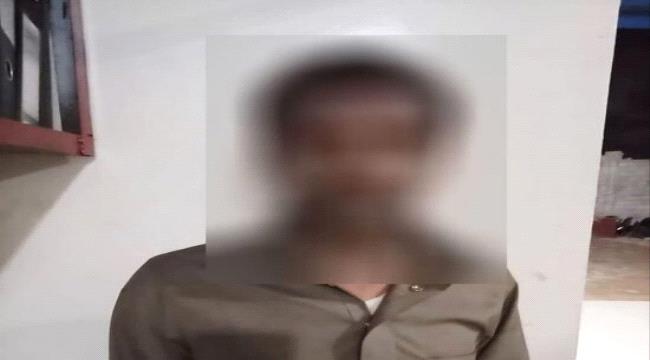 شرطة بئر فضل تضبط مطلوباً في قضية قتل بمحافظة المهرة