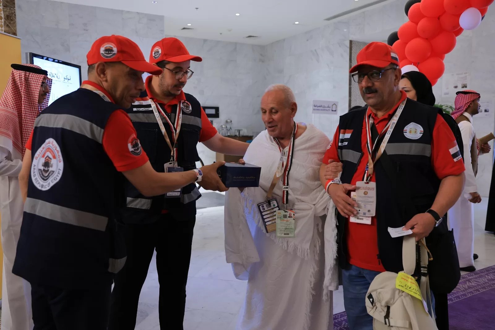 "مرسى" تطمئن على حجاج الجمعيات بمكة المكرمة والمدينة المنورة
