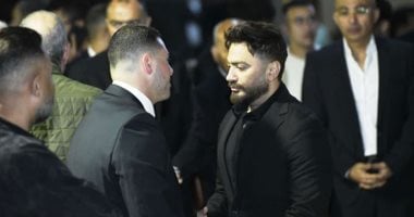 لحظة وصول النجم تامر حسنى إلى عزاء الفنان الراحل هانى شاكر