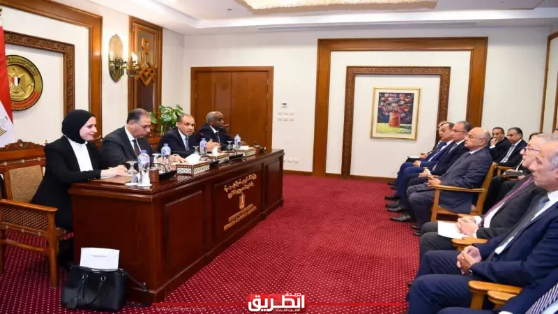 وزير الخارجية يجتمع بقيادات الوزارة ويؤكد أهمية مواصلة تطوير الأداء المؤسسي