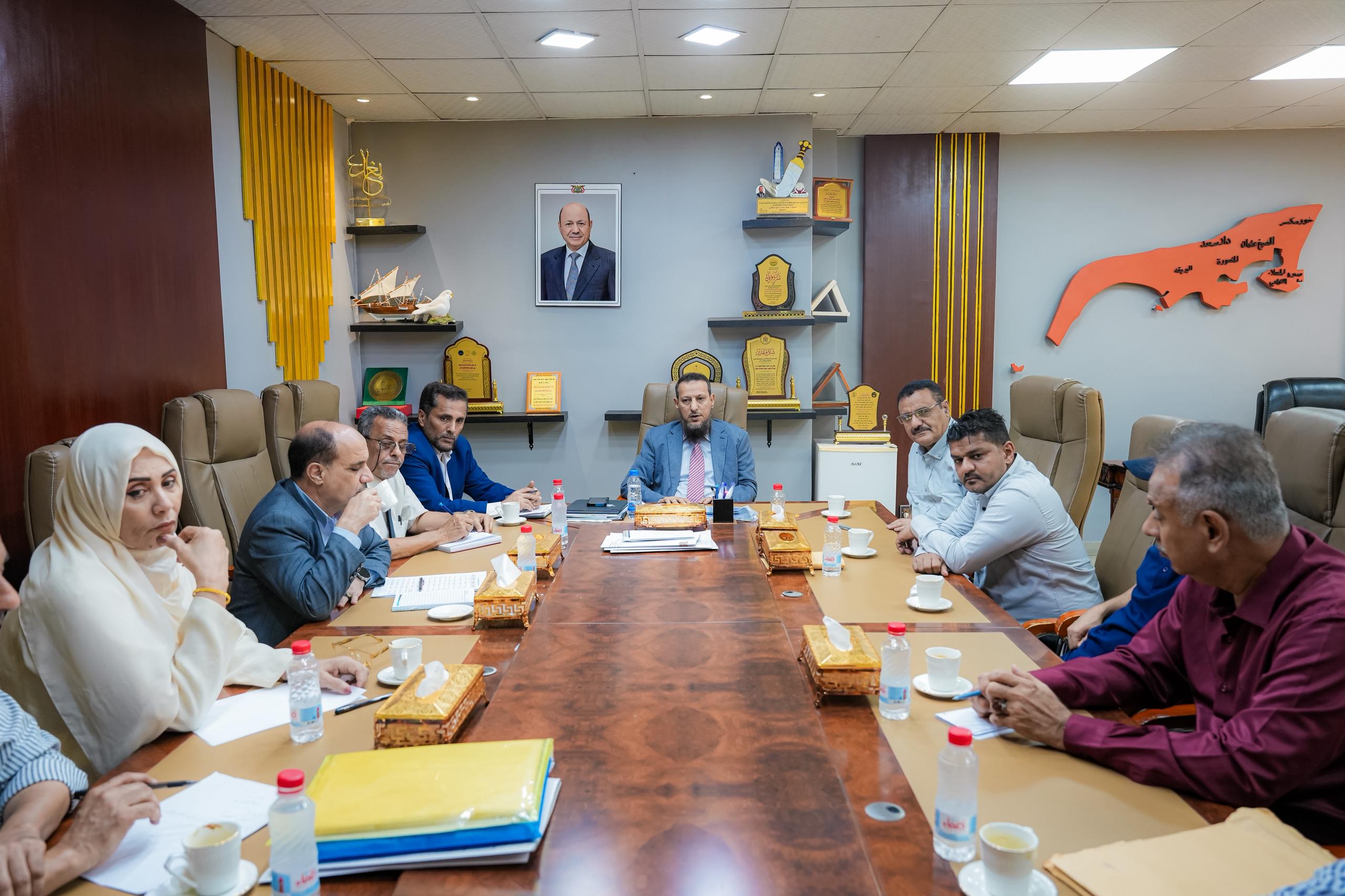 المحافظ شيخ يترأس اجتماعًا لمناقشة المشاريع الخدمية في العاصمة عدن