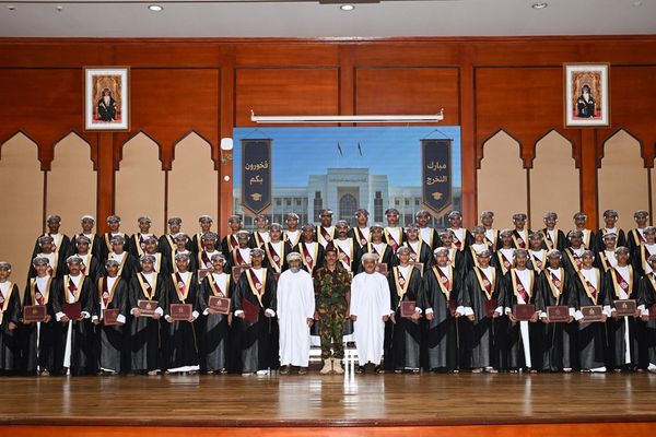 كلية الحرس السُّلطاني العُماني التقنية تحتفل بتخريج طلبة دبلوم التعليم التقني الدولي
