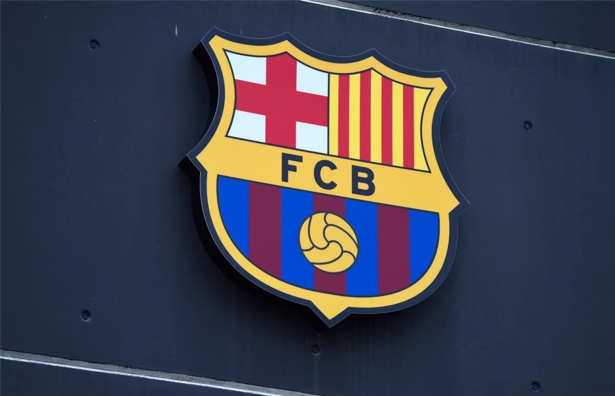لاعب تشيلسي ومدافع توتنهام السابق على رادار برشلونة