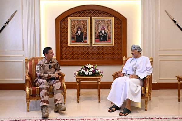 نائبُ رئيس الوزراء لشؤون الدّفاع يستقبل مسؤولًا فرنسيًّا