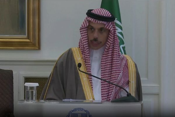 وزير الخارجية يؤكّد أهمية عودة الملاحة في مضيق هرمز إلى طبيعتها