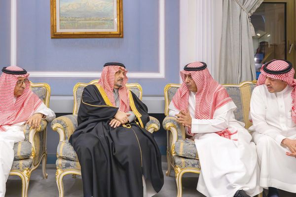 أمير الرياض يعزي في وفاة حمد الجميح