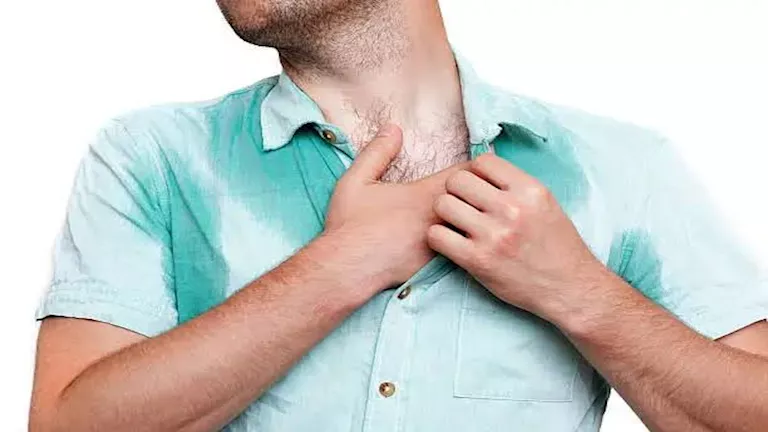 أطعمة ومشروبات تسبب التعرق الزائد في الصيف دون أن تشعر