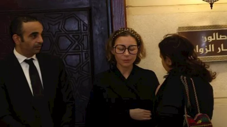 يسرا وشيرين وكريم عبدالعزيز في عزاء والد الفنانة منة شلبي