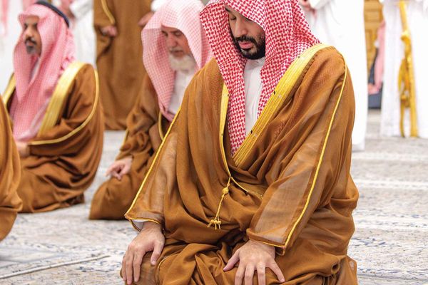 ولي العهد يزور مسجد قباء