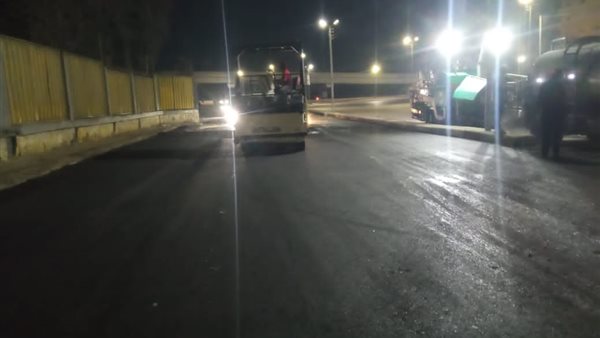 طرق الإسماعيلية تواصل رفع كفاءة المحاور الحيوية بشوارع المدينة