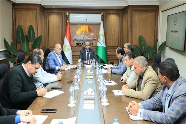 محافظ الجيزة يبحث ملفات تقنيين الأراضي والتراخيص في مركز العياط