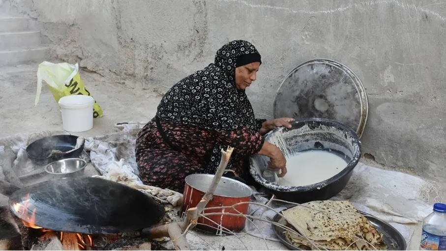 الغور الشمالي.. أم عادل تصنع من "صاج الخبز" حكاية انتصار على الفقر