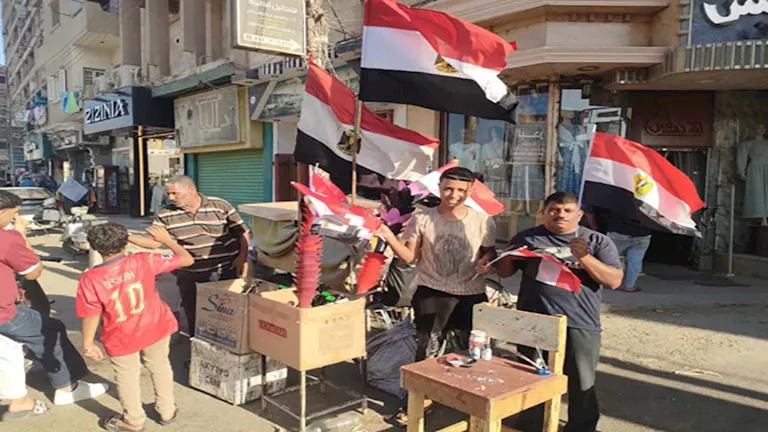 قبل مواجهة الأرجنتين.. أسعار وإقبال المواطنين على شراء أعلام مصر في ال