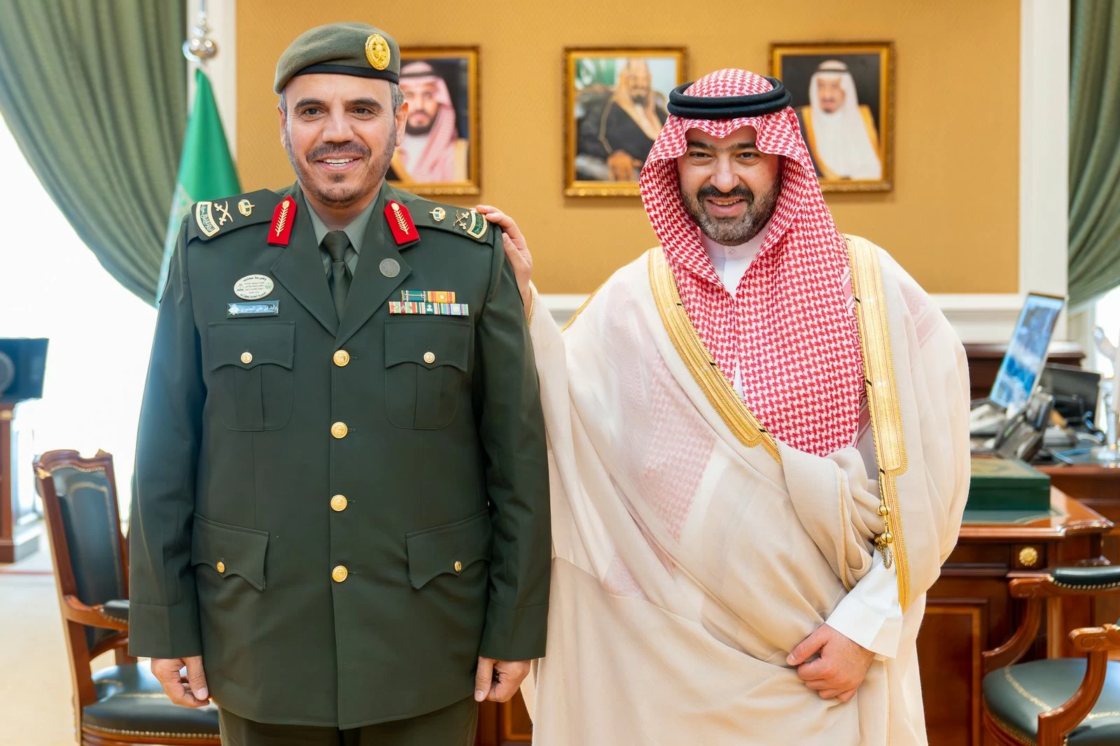 خالد بن سعود يقلّد مدير جوازات المنطقة رتبته الجديدة