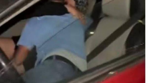 فيديو مخل للآداب على الدائري لرجل وسيدة في سيارة حمراء
