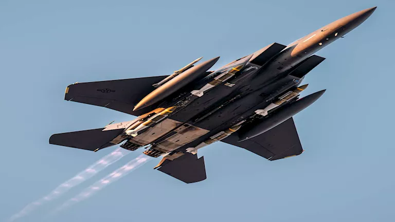 تحطم طائرة F-15 أمريكية في غرب إيران وإنقاذ طاقمها بعملية إسرائيلية