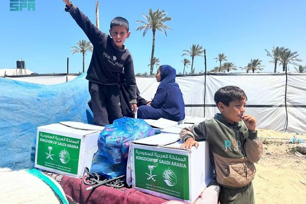 المملكة توزّع (1,210) سلال غذائية في مدينة خان يونس بقطاع غزة