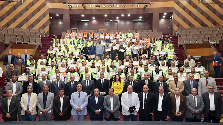 لفتة إنسانية.. محافظ الجيزة يكرّم عمال النظافة لجهودهم في مواجهة الأمط