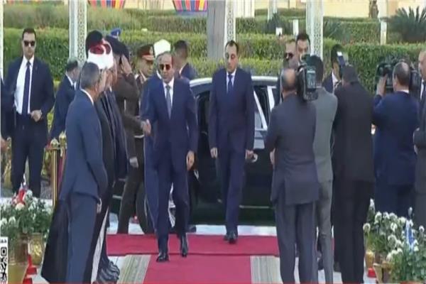 لحظة وصول الرئيس السيسي لمسجد الفتاح العليم لأداء صلاة عيد الفطر