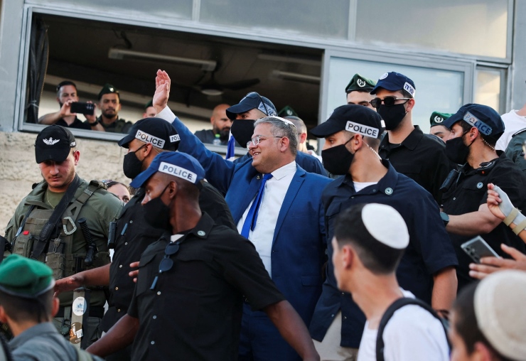 إيكونوميست: بن غفير يتباهى بانتهاك الفلسطينيين بالسجون ونتنياهو مسؤول أيضا