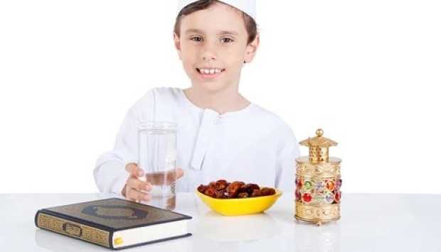 كيف تشجع طفلك على استكمال الصيام في رمضان؟