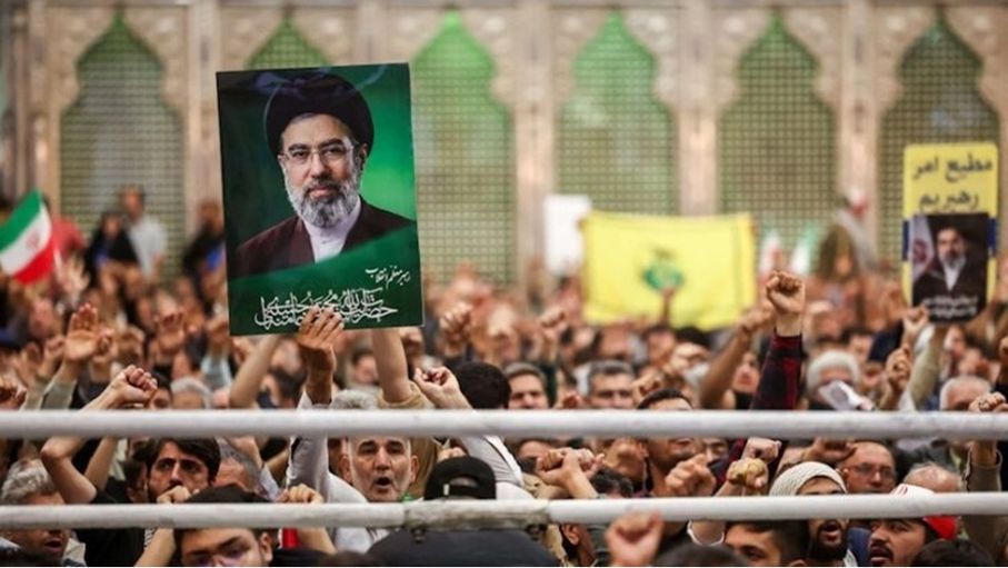 خامنئي يدعو الشعب الإيراني إلى “الوحدة الوطنية”