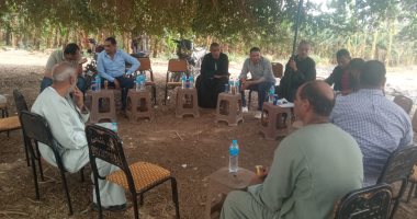لجنة من الشباب والرياضة تجرى الرفع المساحى لأرض مركز شباب قرية أم غرباب بالطود