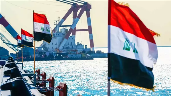 العراق يعلن وقف العمل كليا في الموانئ النفطية بعد استهداف ناقلتين