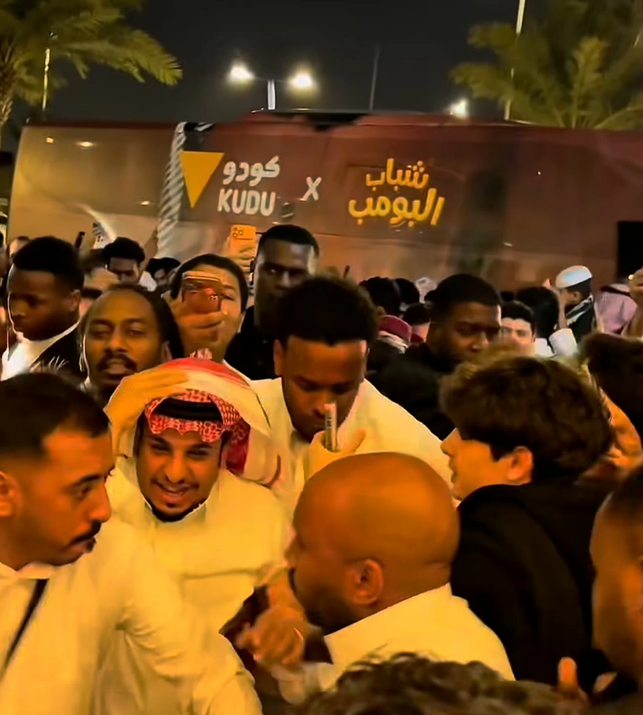 ازدحام وصور تذكارية.. أبطال «شباب البومب 3» يفاجئون جمهور جدة