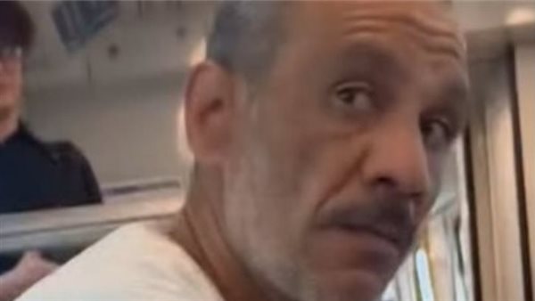 فتاة توثق تهكم مسن عليها في المترو