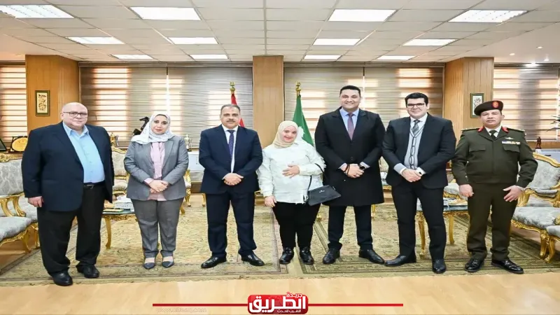 محافظ الشرقية يستقبل المهنئين بالعيد بمكتبه بالديوان العام