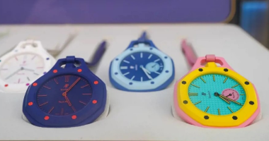 طوابير وتخييم واعتقالات.. لماذا أثارت ساعة Swatch الجديدة هوس عالمي؟