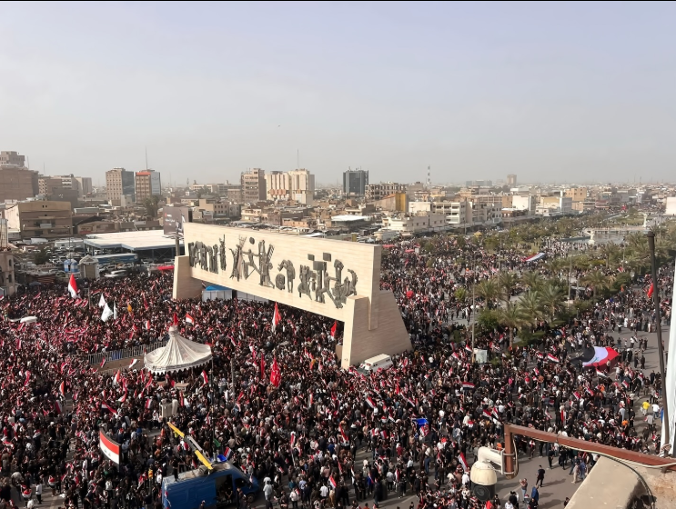 آلاف العراقيين يتظاهرون للمطالبة بوقف الحرب في الشرق الأوسط بدعوة من التيار الصدري