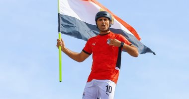 عروض الفلاى بورد فى كل المناسبات على شواطئ البحر الأحمر.. الرجل الطائر يدخل البهجة على زوار الغردقة فى طقوس خاصة.. يطير بالفانوس فى رمضان.. يرتدى الجلباب فى العيد.. ويرفع علم مصر فى الاحتفالات الوطنية