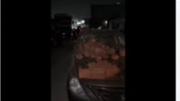 سقوط طوب من سيارة نقل يتسبب في تلف "ملاكي" بالمقطم وضبط السائق