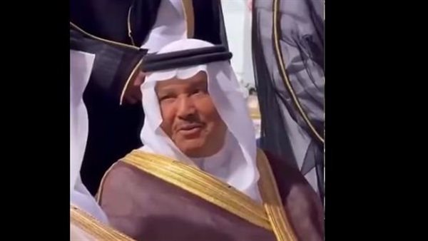 رقصة نجل محمد عبده علي الطريقة السعودية بحفل زفافه تتصدر الترند (فيديو)