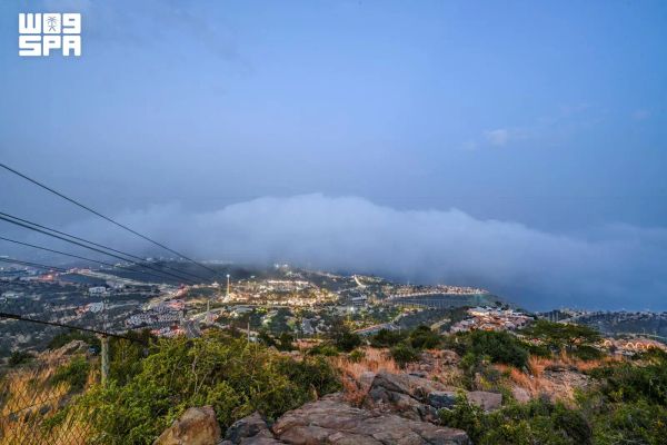 ضباب الباحة يرسم لوحة طبيعية على قمم الجبال