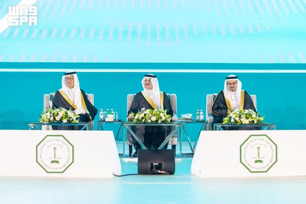 أمير المنطقة الشرقية يرعى حفل تخريج الدفعة السادسة والخمسين من طلاب وطالبات جامعة الملك فهد للبترول والمعادن