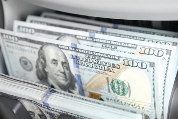 الدولار يحقق مكاسب شهرية مدعوماً بالمخاوف الجيوسياسية
